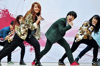 Chi Pu, St.319 tưng bừng nhảy Gangnam style giữa trời lạnh giá