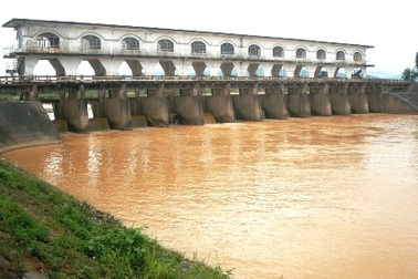 Thủy điện tích nước, dân lao đao vì thiếu nước