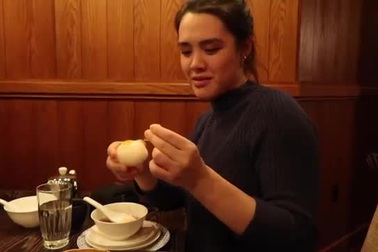 Cô con gái lớn nổi tiếng và xinh đẹp của Chung Lệ Đề