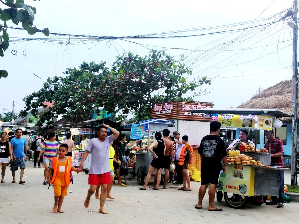 Nắng nóng gay gắt, người dân đổ xô đi tắm biển “hạ hỏa” - 5 Nắng nóng gay gắt, người dân đổ xô đi tắm biển “hạ hỏa” - 5