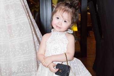 Cadie Mộc Trà đeo túi hiệu như siêu mẫu nhí trong sinh nhật 2 tuổi