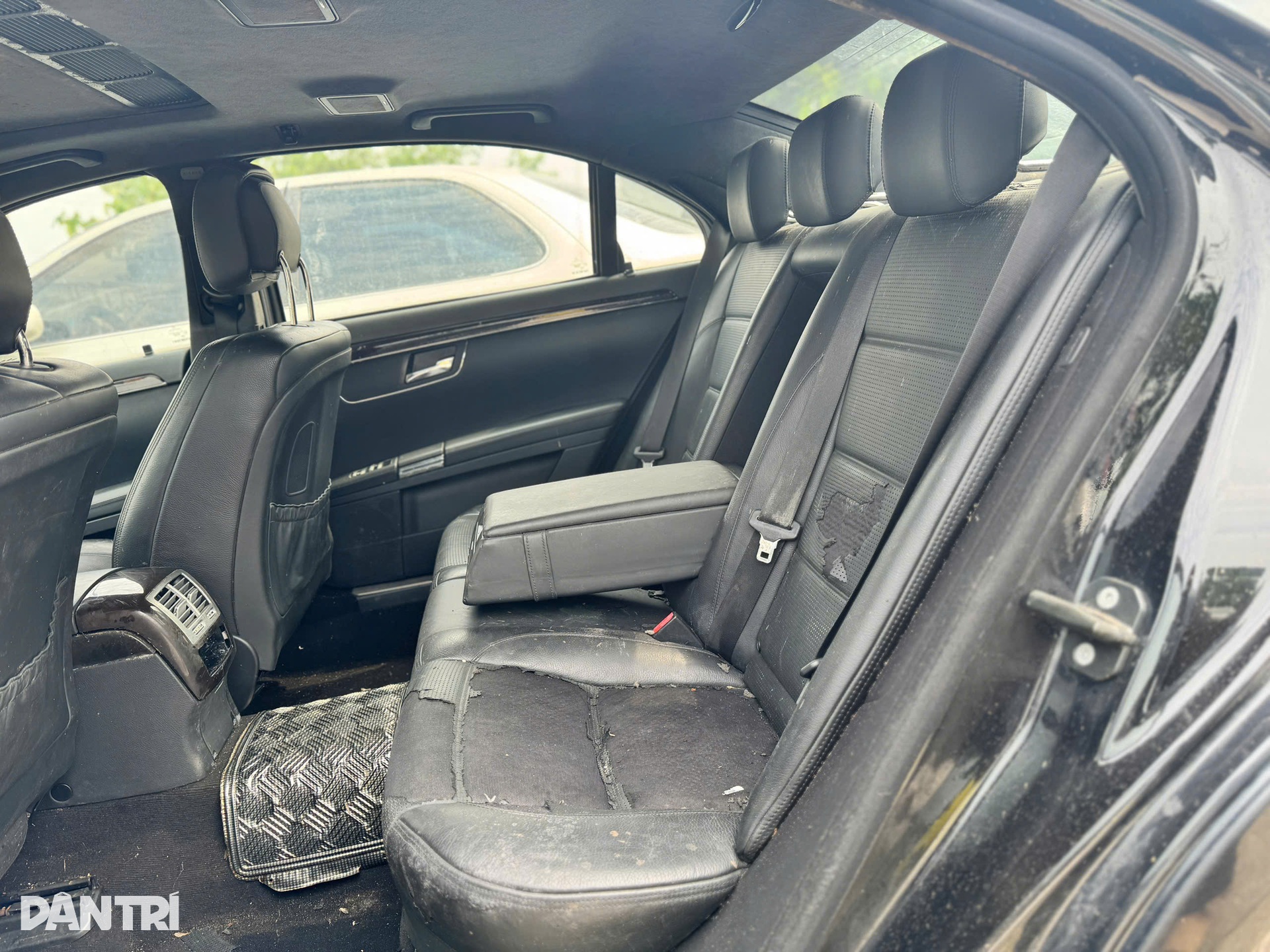Bên trong chiếc Mercedes S 63 bỏ hoang gần 10 năm đang bán 88 triệu đồng - 9