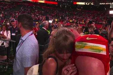 Nụ hôn gây bão của Taylor Swift làm lu mờ cả sự kiện thể thao đình đám