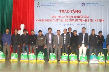 Tặng chất cải tạo hồ nuôi tôm sau bão lũ cho người dân Nghệ An và Hà Tĩnh