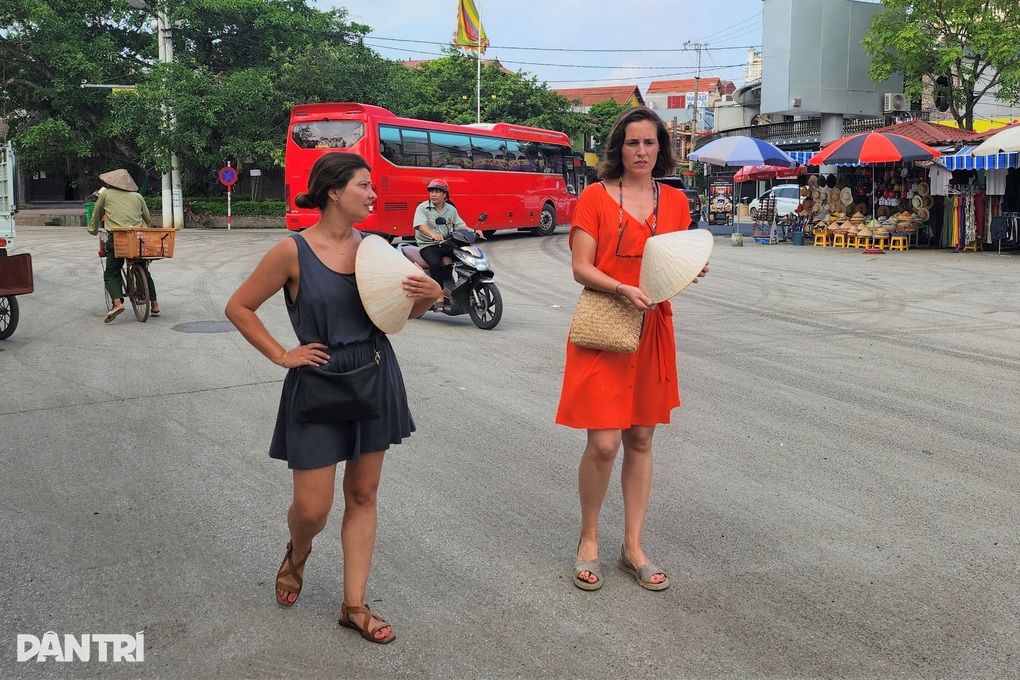 Khu du lịch Tam Cốc mở cửa nhưng chưa bán vé, du khách quay xe tiếc nuối - 3 Khu du lịch Tam Cốc mở cửa nhưng chưa bán vé, du khách quay xe tiếc nuối - 3