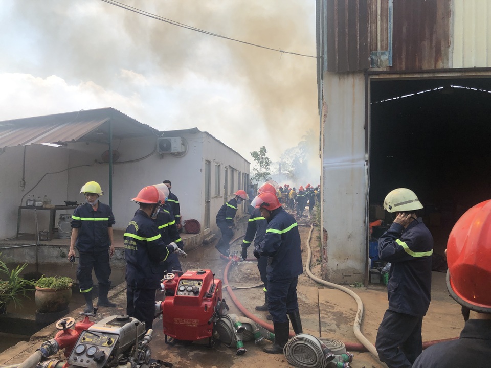 Cháy lớn tại bãi phế liệu rộng hàng trăm mét vuông - 3 Cháy lớn tại bãi phế liệu rộng hàng trăm mét vuông - 3