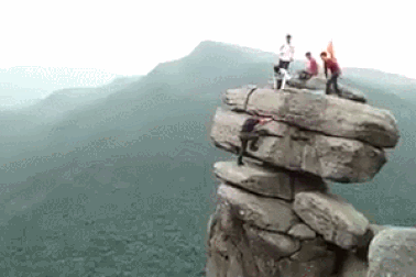 "Thót tim" cảnh nhóm bạn trẻ chinh phục “mỏm đá sống ảo” ở Quảng Ninh