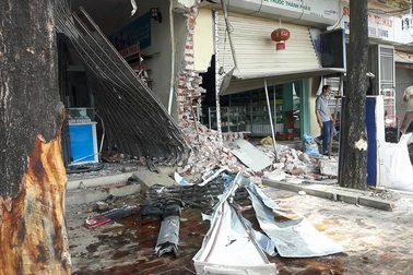 Hà Nội: Xe container đâm hỏng 2 nhà dân