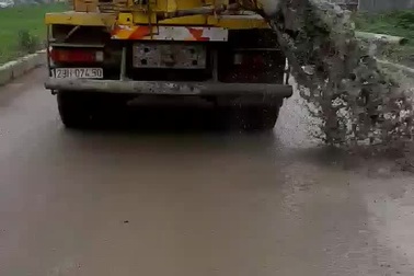 Phẫn nộ xe trộn bê tông vừa đi vừa xả thải bẩn ra giữa đường