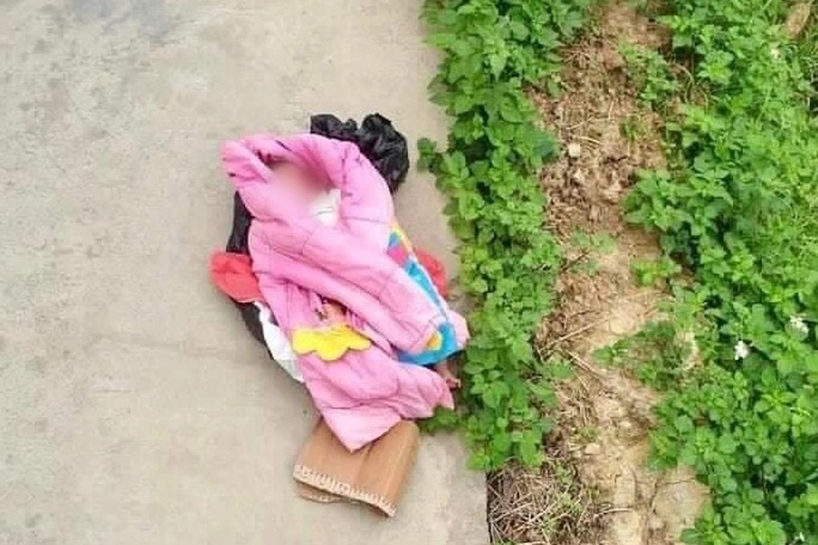 Truy tìm cha mẹ của bé gái sơ sinh bị bỏ trong túi nilon vứt bên đường - 1 Truy tìm cha mẹ của bé gái sơ sinh bị bỏ trong túi nilon vứt bên đường - 1