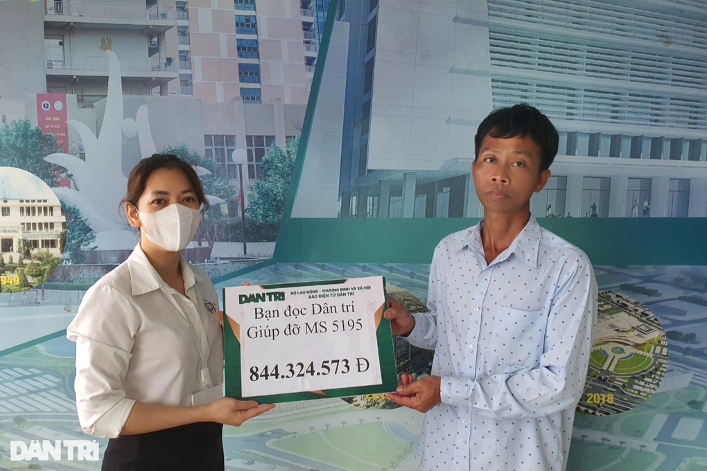 Nhận quà bạn đọc Dân trí, người bố chia sẻ cùng học sinh khó khăn - 1 Nhận quà bạn đọc Dân trí, người bố chia sẻ cùng học sinh khó khăn - 1