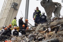 Phát hiện tiếng kêu cứu trong đống đổ nát vụ sập chung cư 12 tầng tại Mỹ
