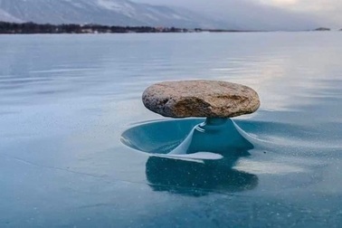 Hiện tượng "đá thiền" bay bổng trên mặt nước