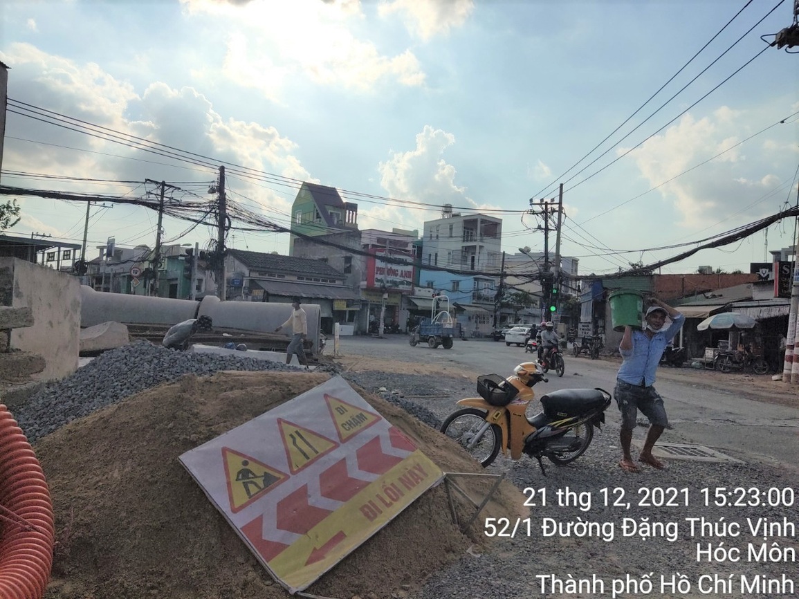 Nhiều khó khăn khi thi công đường lưới điện mở rộng đường Đặng Thúc Vịnh - 2 Nhiều khó khăn khi thi công đường lưới điện mở rộng đường Đặng Thúc Vịnh - 2