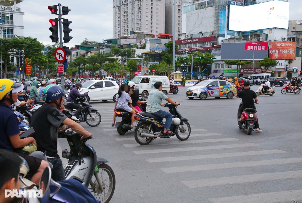Vượt đèn đỏ ở Hà Nội: Mức phạt cao nhưng xe không chính chủ nên chẳng sợ? - 1 Vượt đèn đỏ ở Hà Nội: Mức phạt cao nhưng xe không chính chủ nên chẳng sợ? - 1