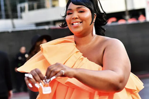 Ca sĩ "ngoại cỡ" Lizzo xách túi siêu nhỏ lạ mắt dự sự kiện