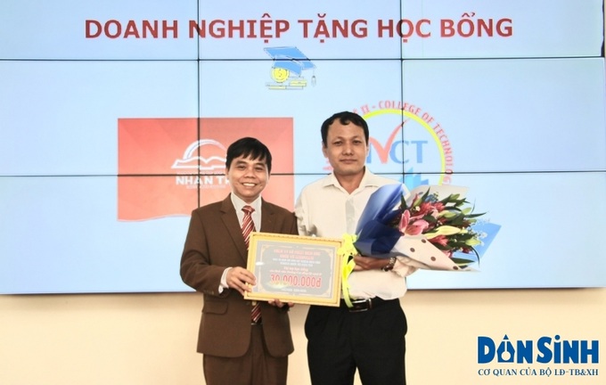 Trường Cao đẳng Kỹ nghệ II nhận học bổng của Công ty CPGĐ Quốc tế ANHSTANH.