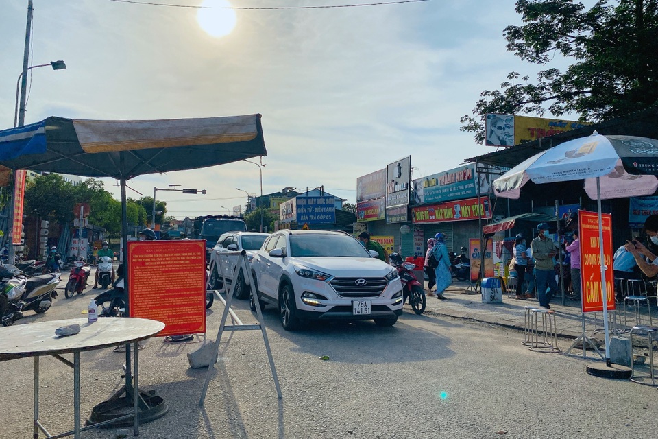 Ngày đầu dỡ lệnh nội bất xuất, ngoại bất nhập ở xã Phong Hiền - 1 Ngày đầu dỡ lệnh nội bất xuất, ngoại bất nhập ở xã Phong Hiền - 1