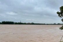 Người đàn ông mất tích khi chèo thuyền ra sông vớt gỗ trong đêm mưa lũ