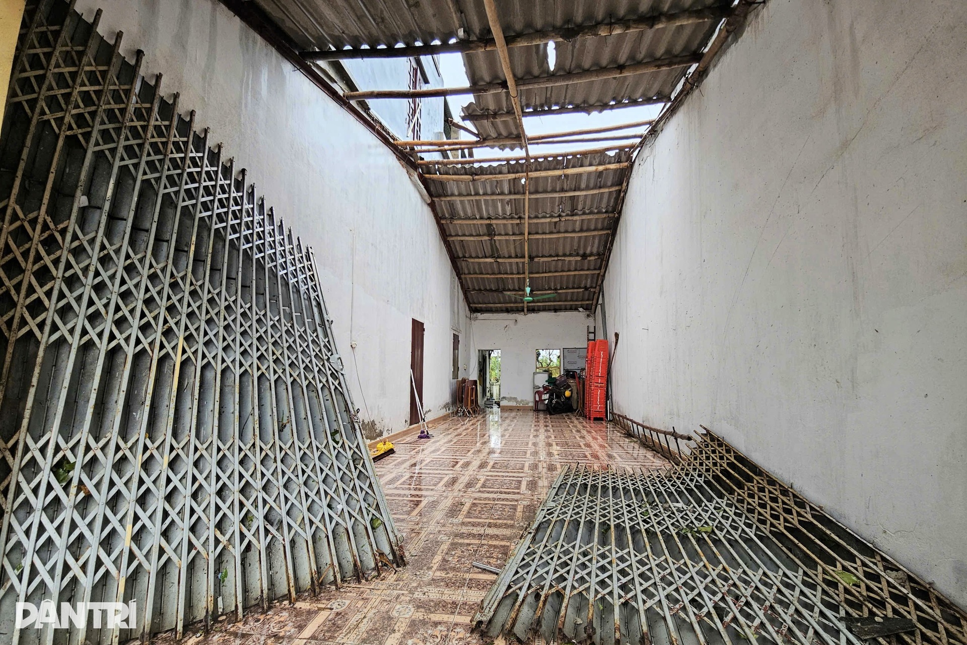 Lốc xoáy ập đến vò nát nhiều căn nhà, người dân không kịp trở tay - 4 Lốc xoáy ập đến vò nát nhiều căn nhà, người dân không kịp trở tay - 4