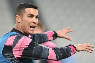 C.Ronaldo bĩu môi khi chứng kiến đồng đội ghi bàn