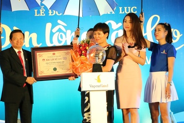 Vinpearl land Nha Trang lập kỷ lục đèn lồng cá heo lớn nhất Việt Nam