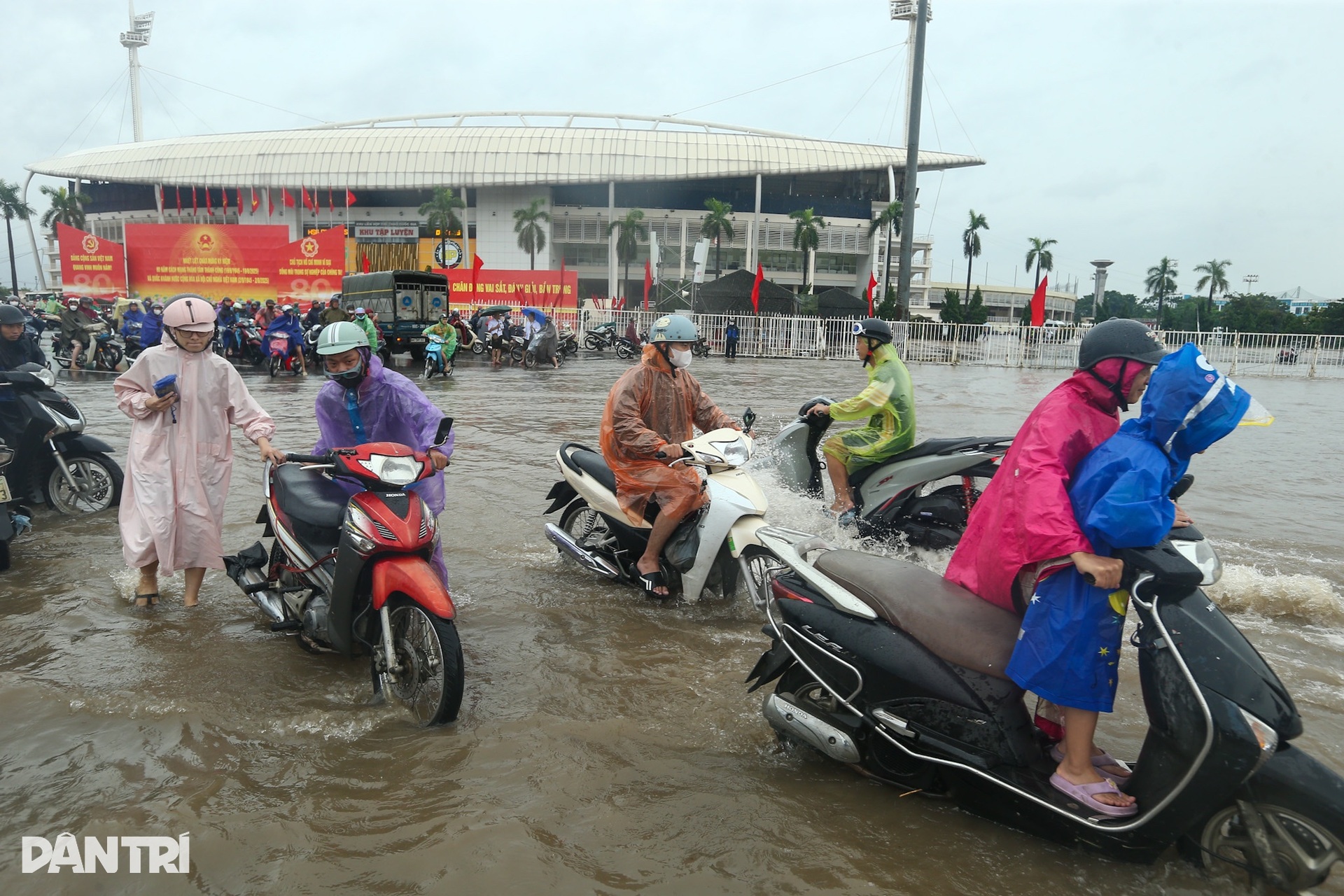 Hầm để xe ngập gần 2m nước, người dân bất lực ngồi nhìn - 1 Hầm để xe ngập gần 2m nước, người dân bất lực ngồi nhìn - 1