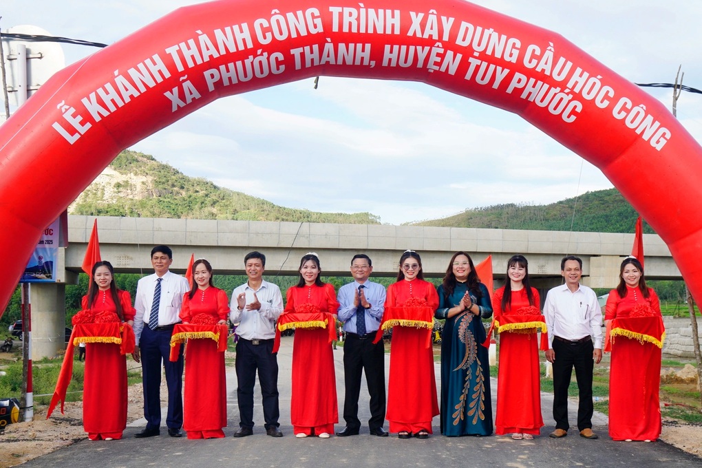 Dân mừng đến quên ăn khi thoát cảnh “nín thở” đi cầu tạm qua sông - 1 Dân mừng đến quên ăn khi thoát cảnh “nín thở” đi cầu tạm qua sông - 1