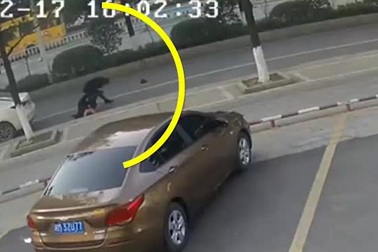 Video tên cướp giật ví của người phụ nữ đi đường ở Trung Quốc