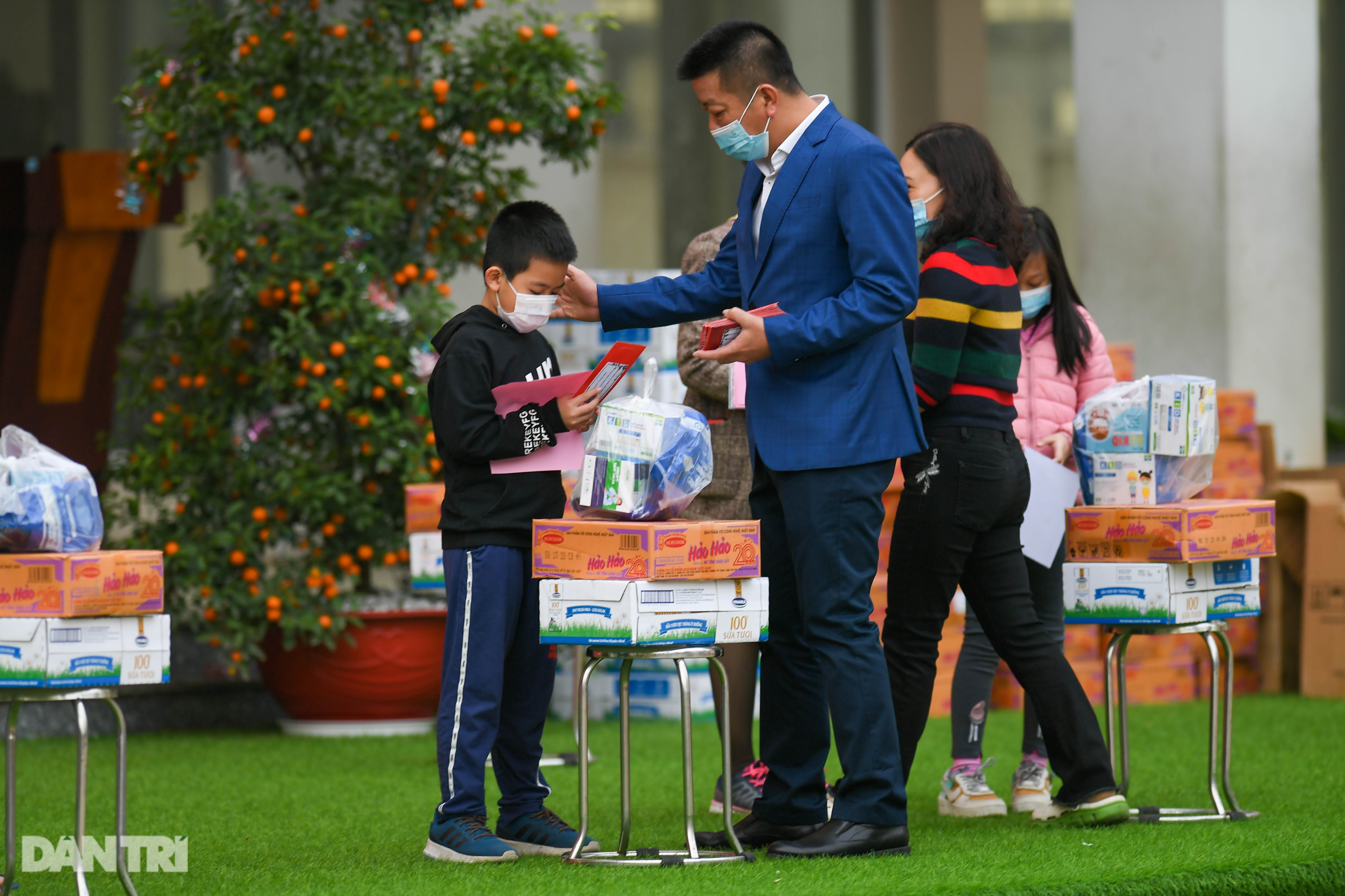 Toàn bộ người cách ly tại Tiểu học Xuân Phương được trở về nhà ăn Tết - 12 Toàn bộ người cách ly tại Tiểu học Xuân Phương được trở về nhà ăn Tết - 12