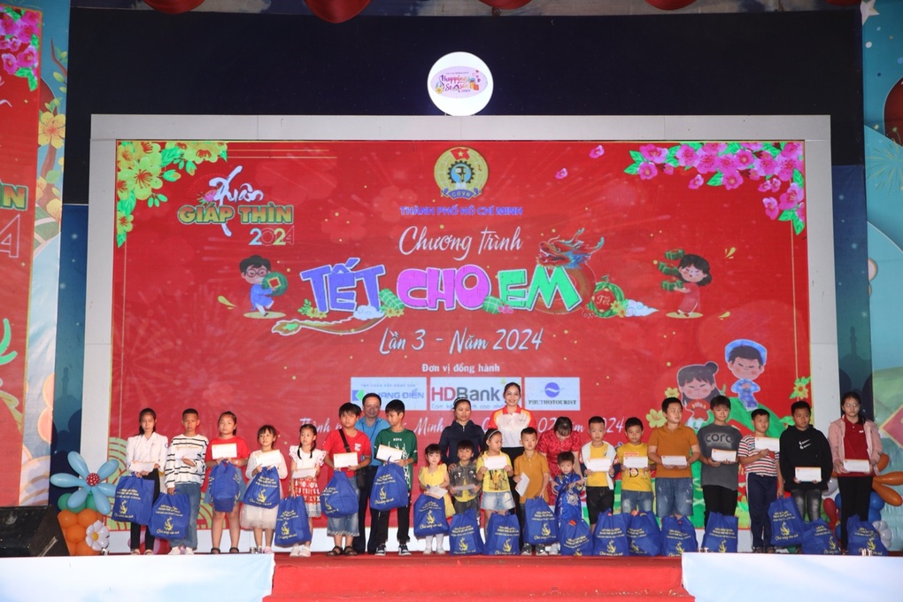 500 em nhỏ có hoàn cảnh khó khăn, mồ côi vì Covid-19 được nhận quà Tết - 1 500 em nhỏ có hoàn cảnh khó khăn, mồ côi vì Covid-19 được nhận quà Tết - 1