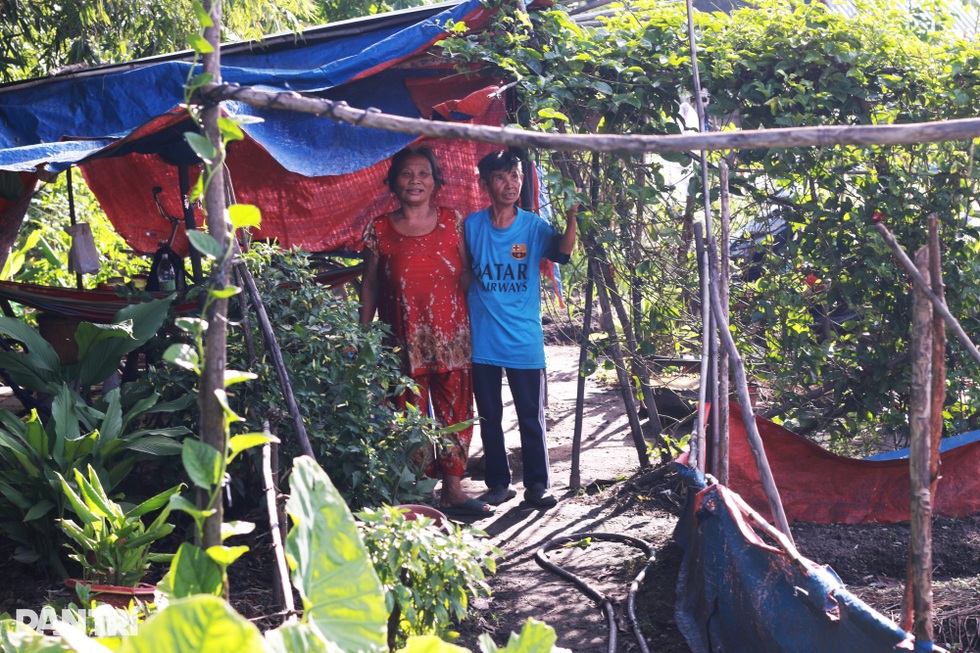 Cuộc sống bên nghĩa trang của cặp vợ chồng phụ nữ gắn bó 30 năm - 7