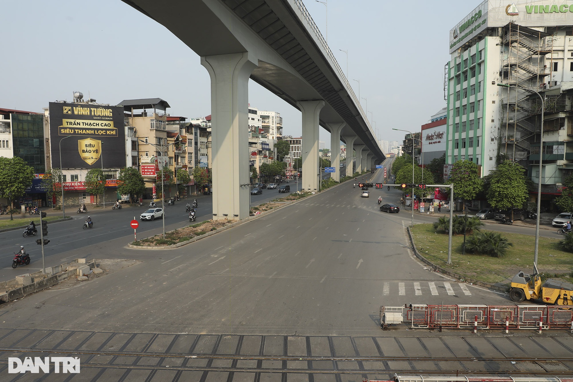 Đường phố Hà Nội vắng vẻ trong ngày thứ hai kỳ nghỉ lễ - 9 Đường phố Hà Nội vắng vẻ trong ngày thứ hai kỳ nghỉ lễ - 9