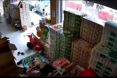 Cha phản ứng nhanh bảo vệ con khỏi chó dữ tấn công