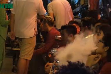 Hà Nội: "Cơn sốt" với shisha trà chanh vỉa hè