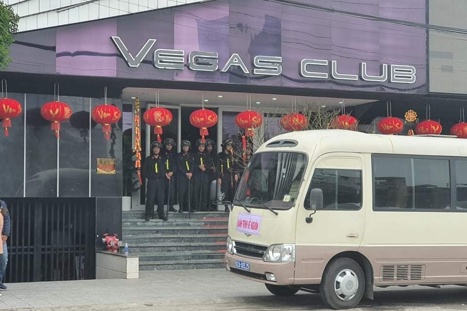 Công an khám xét nhiều giờ tại quán bar ở Huế - 1 Công an khám xét nhiều giờ tại quán bar ở Huế - 1