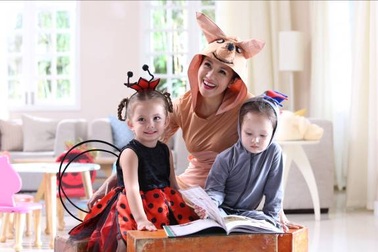 Cặp sinh đôi nhà Hồng Nhung rộn ràng đón Tết