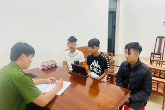 Ba thanh thiếu niên khống chế chở người đàn ông ra nghĩa trang cướp tài sản