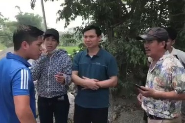 Người dân tiến hành thả Trưởng ban Tuyên giáo Huyện Mỹ Đức