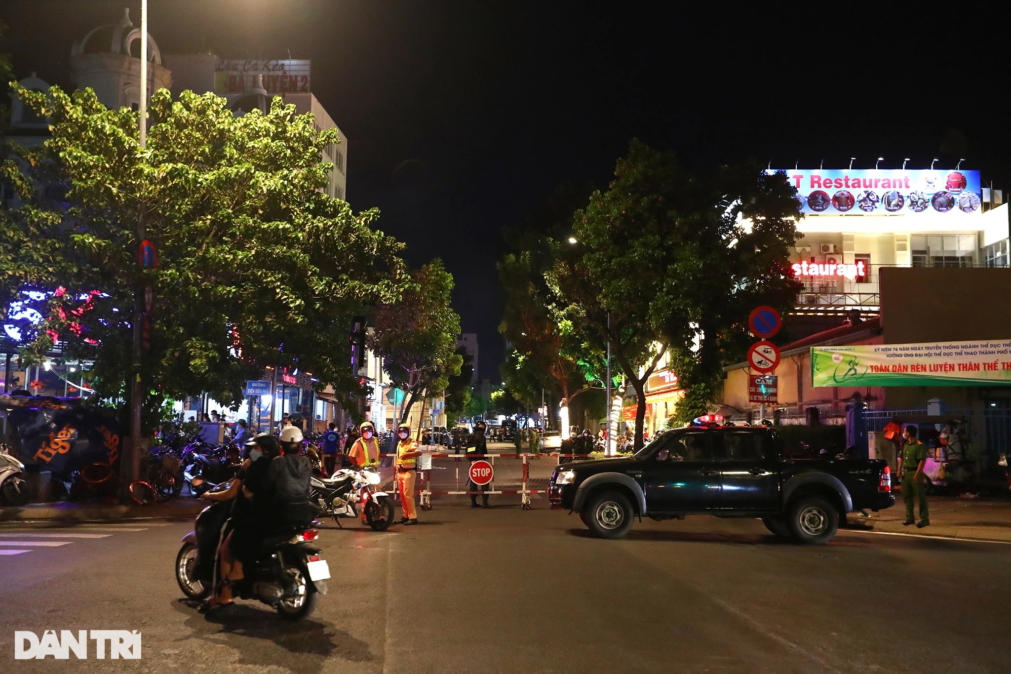 Hơn 4 giờ phong tỏa, khám xét nhà bà Phương Hằng trong đêm - 2 Hơn 4 giờ phong tỏa, khám xét nhà bà Phương Hằng trong đêm - 2