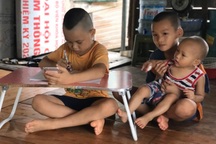 Cậu học trò "xóm phao" bất ngờ được tặng điện thoại iphone để học online