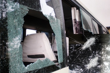 Nhóm côn đồ rượt đuổi, tấn công xe khách giữa ban ngày