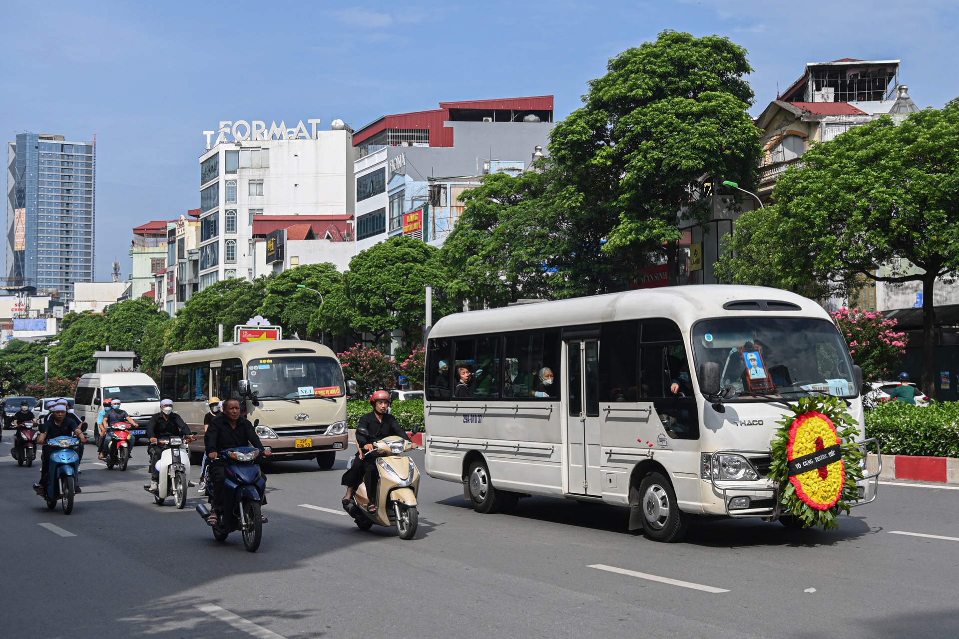 Hình ảnh đồng đội đưa thi hài 3 liệt sĩ qua nhà riêng, đến Nhà tang lễ QG - 10 Hình ảnh đồng đội đưa thi hài 3 liệt sĩ qua nhà riêng, đến Nhà tang lễ QG - 10