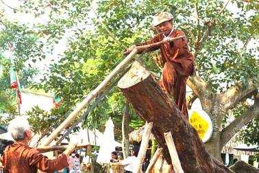 Khách Tây đến Hội An tranh tài trên sông trong ngày hội làng mộc Kim Bồng