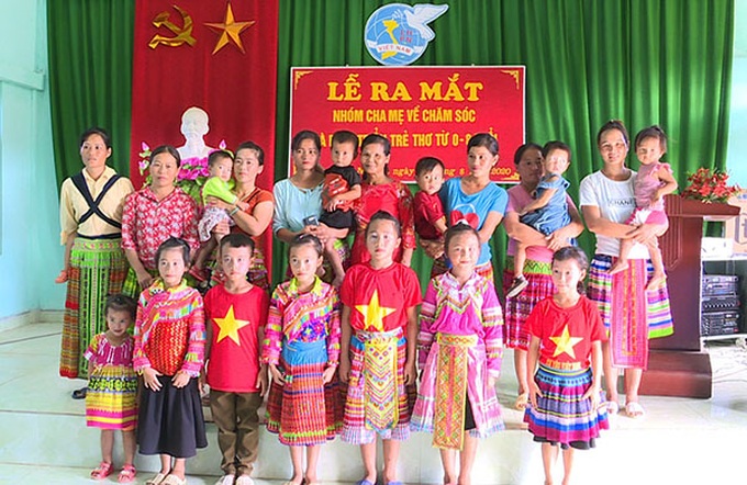 Các gia đình trong nhóm cha mẹ về chăm sóc và phát triển trẻ thơ từ 0-8 tuổi thôn Nà Thoi, xã Xuân Quang.