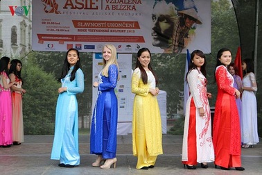 Hình ảnh ấn tượng về lễ hội Việt ở thủ đô Praha