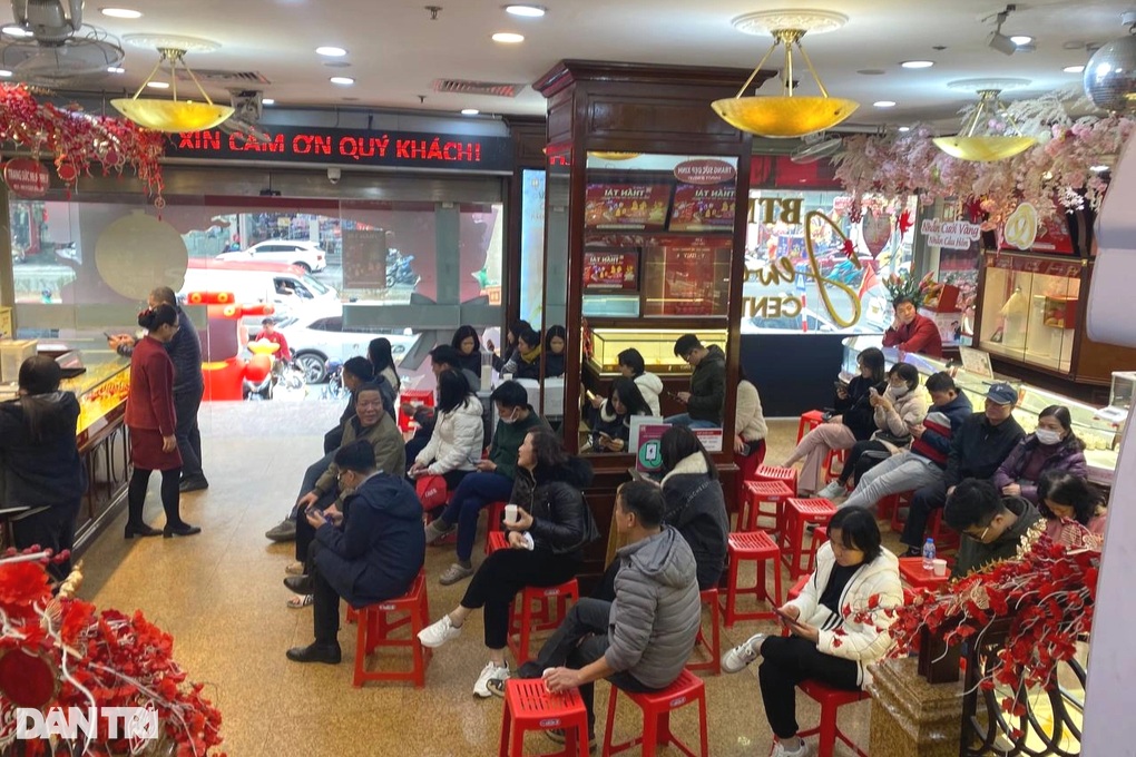 Vàng cháy hàng, khách ở Hà Nội chờ 200 lượt để được mua - 1 Vàng cháy hàng, khách ở Hà Nội chờ 200 lượt để được mua - 1