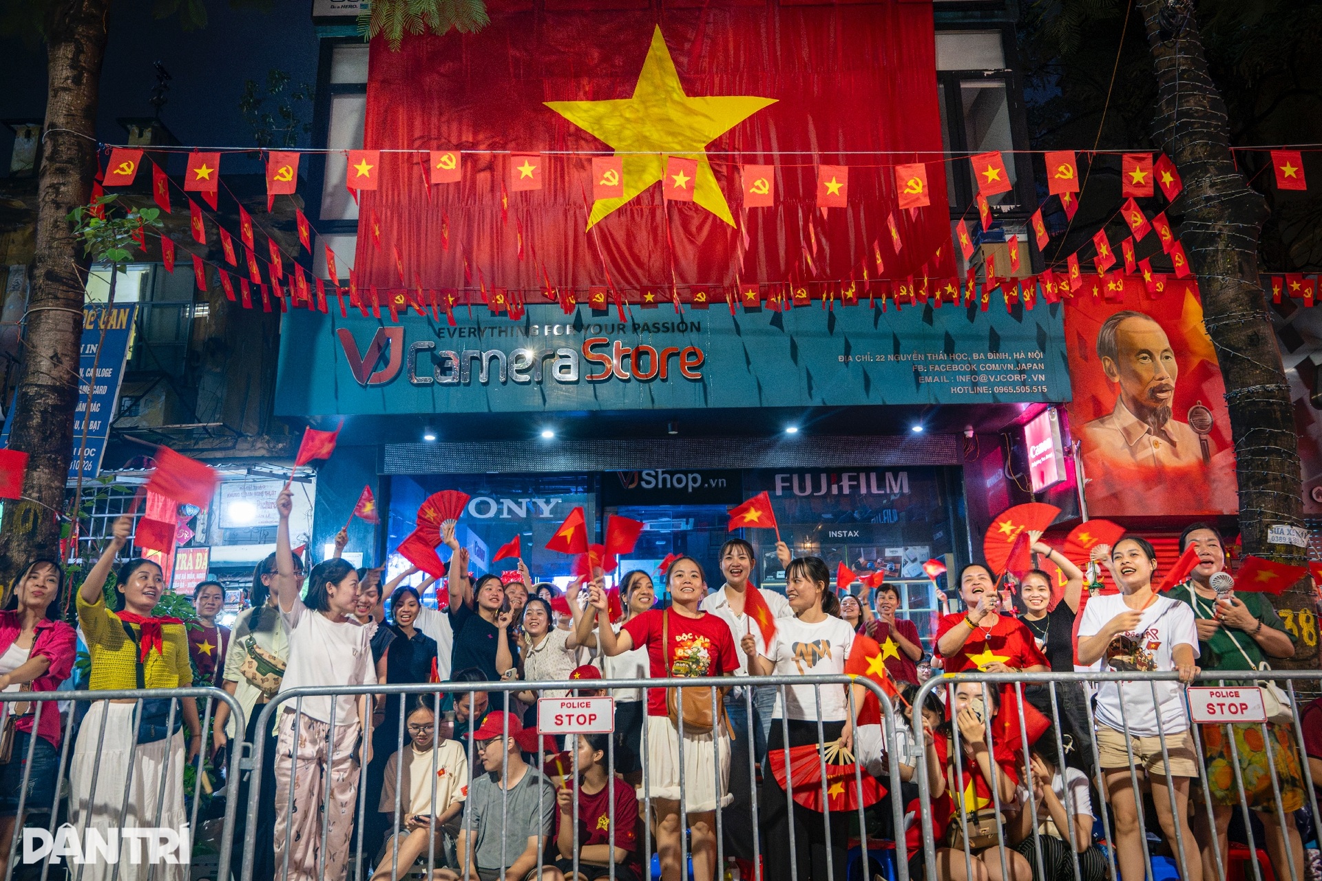 Đêm Hà Nội rộn rã tiếng ca, hàng vạn người hân hoan chờ lễ diễu binh - 2 Đêm Hà Nội rộn rã tiếng ca, hàng vạn người hân hoan chờ lễ diễu binh - 2