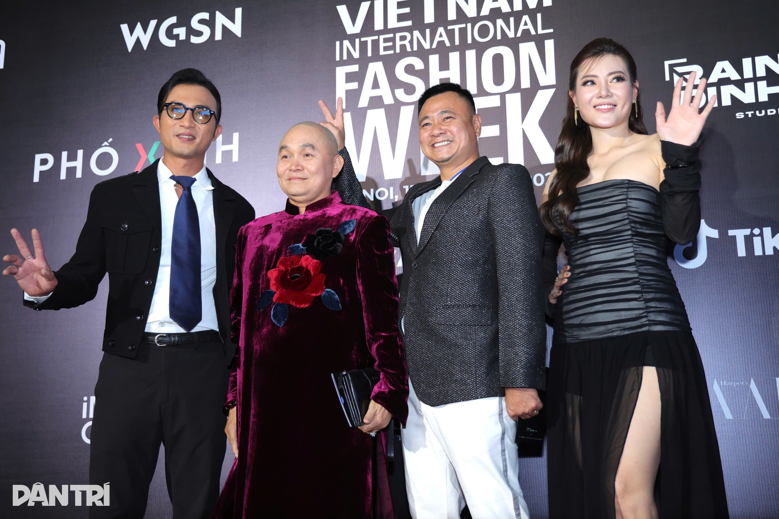 Міс Нгок Хан цілує Тхань Хуонга, Ту Лонг близький до Сюан Хіня на червоній доріжці - 9 Hoa hậu Ngọc Hân hôn Thanh Hương, Tự Long thân thiết Xuân Hinh trên thảm đỏ - 9