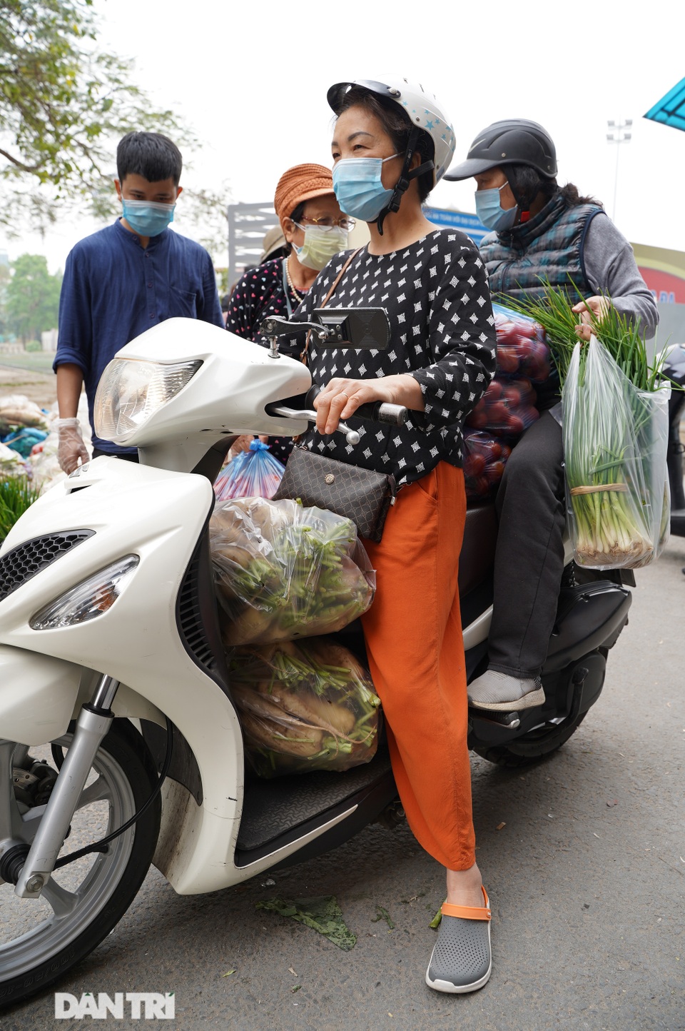 Người dân thủ đô giải cứu rau củ cho nông dân Hà Nội: Dân nào cũng thương - 6 Người dân thủ đô giải cứu rau củ cho nông dân Hà Nội: Dân nào cũng thương - 6